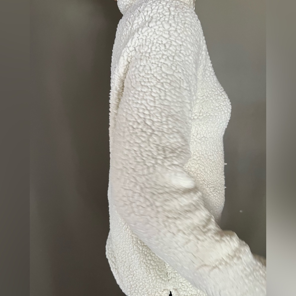Bobby Brooks ladies white fleece sip up, size medium & fits like a medium